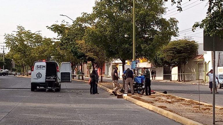 Muere repartidor de comida al derrapar en moto