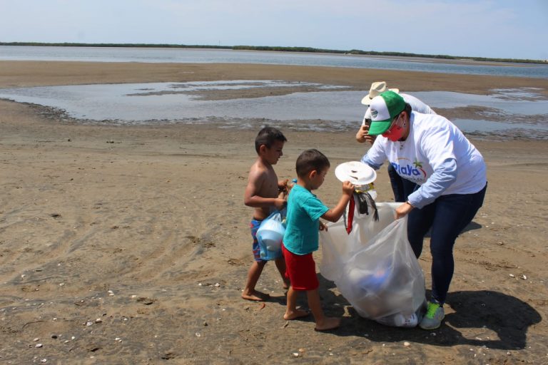 Recogen 700 kilos de basura en Las Águilas