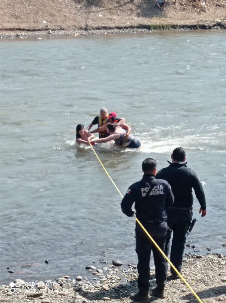 Rescatan a mujer y a un niño en río de Ayuné