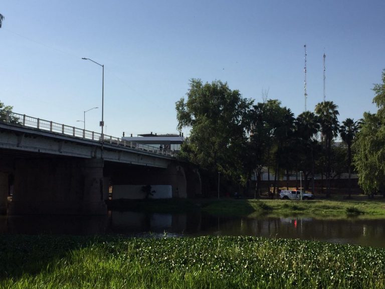 Se arroja mujer de puente en Culiacán