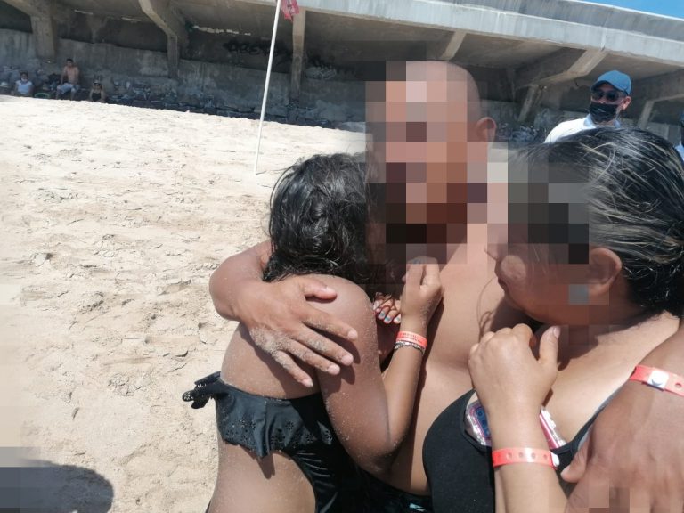 Rescatan de ahogarse a 5 miembros de una familia en Mazatlán