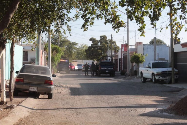 Atacan a balazos a policías en persecución de auto robado