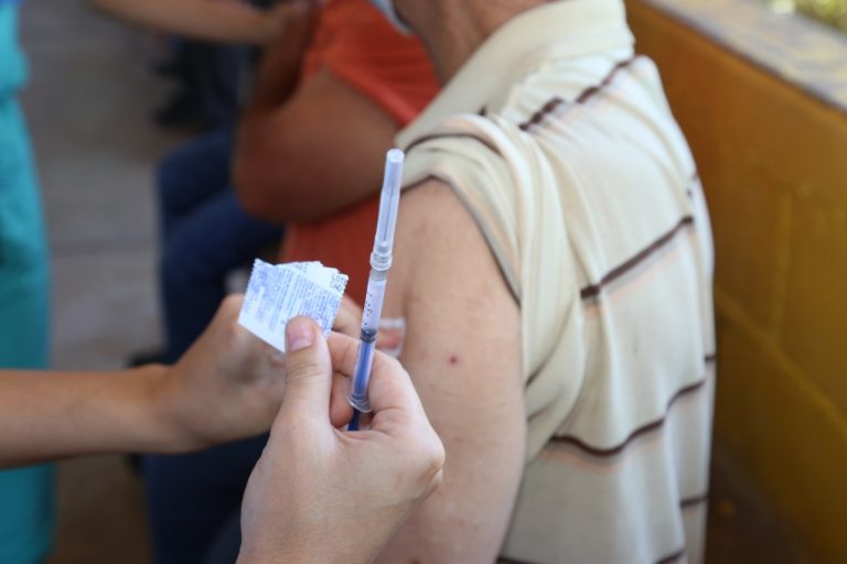 Descarta Salud secuelas graves por vacuna COVID-19