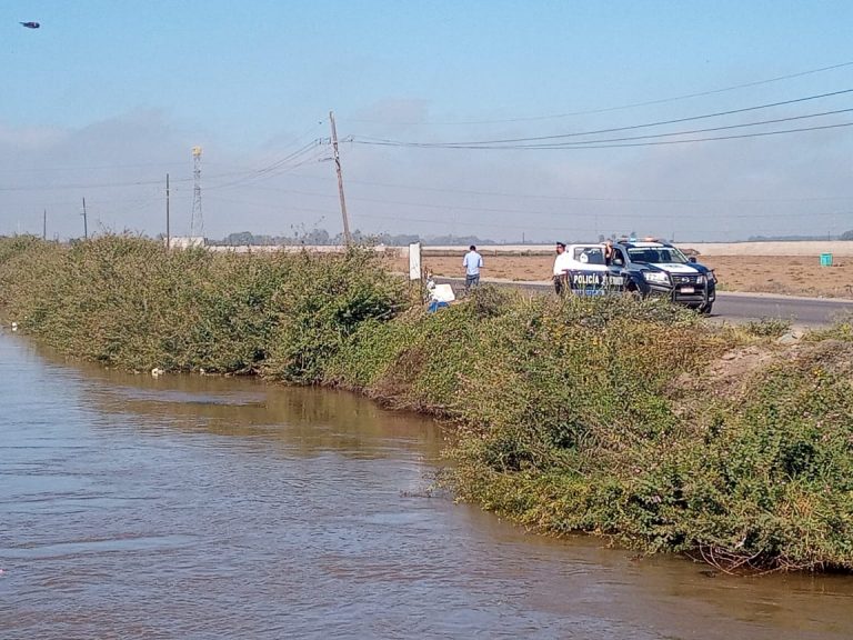 Se salva pareja al caer a canal en Culiacancito