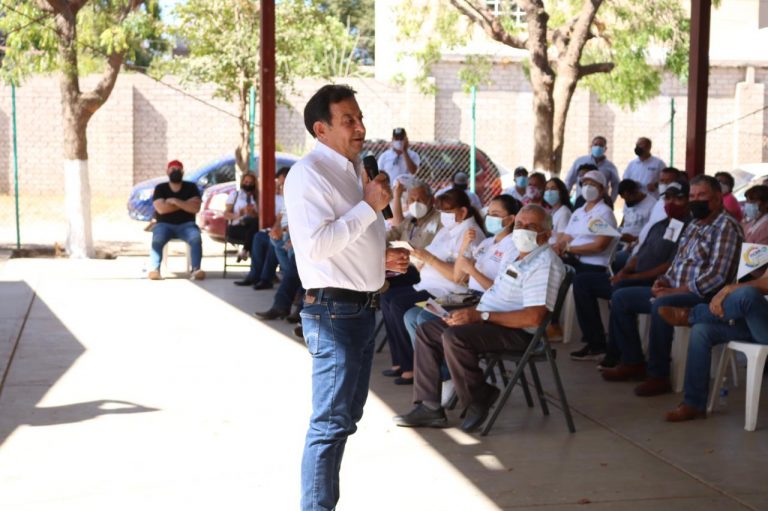 Apuesta Víctor Godoy apoyos a la educación