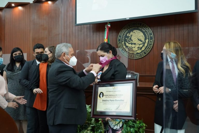 Entregan Premio Norma Corona a Dulcina Parra