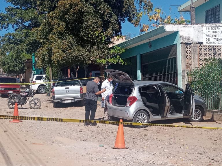 Balean auto en cochera de vivienda en Culiacán