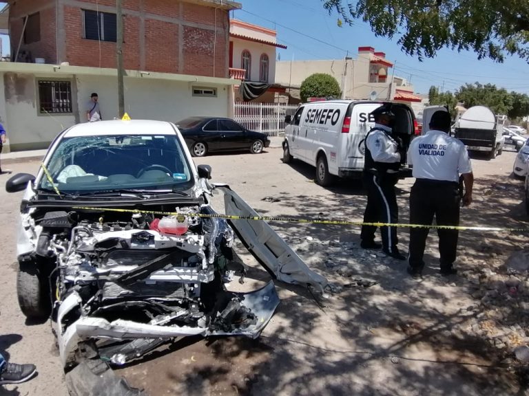 Atropellan a mujer afuera de su casa tras carambola