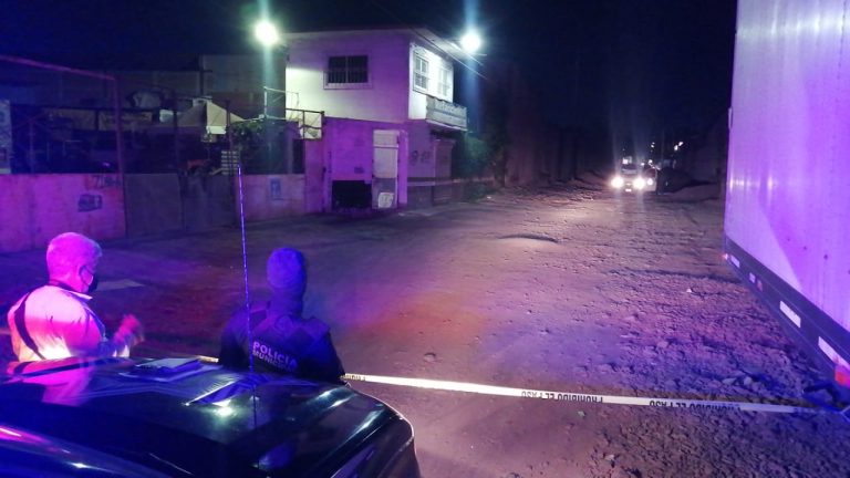 Hallan cadáver envuelto en hule y con mensaje