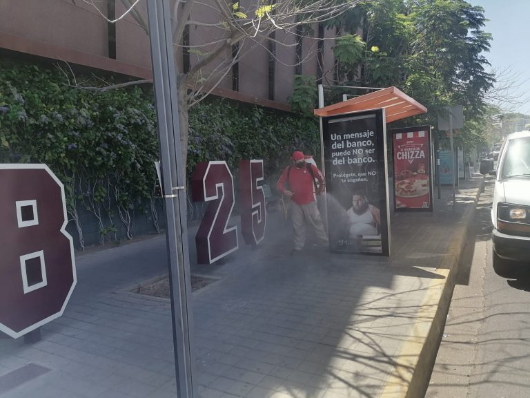 Sanitiza Culiacán parabuses y espacios públicos