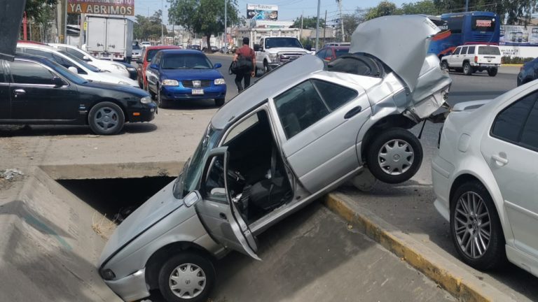 Quedó en un pluvial tras choque en calzada Aeropuerto