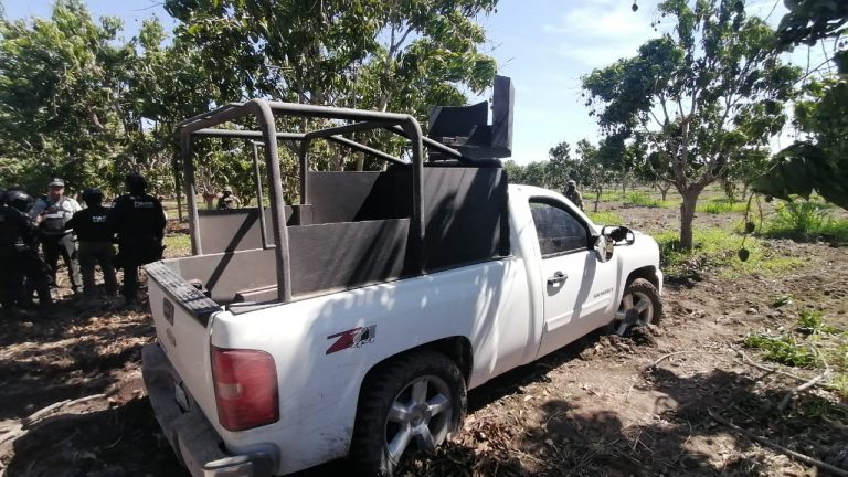 Cae camioneta artillada tras ataque a policías