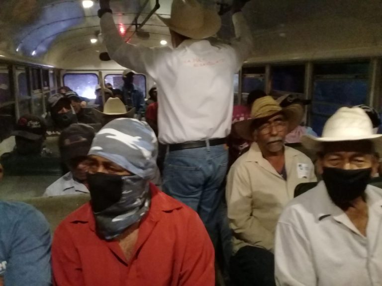 Madruga candidato del PAN Navolato y se sube a camión agrícola