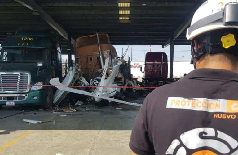 Cae avioneta en patio de empresa; hay 6 muertos