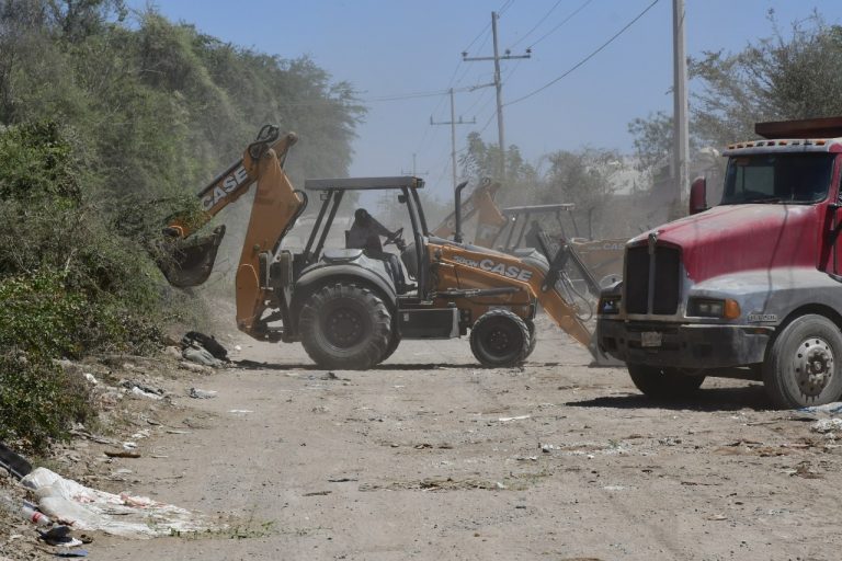 Inicia retiro de basurón clandestino en Valle Alto