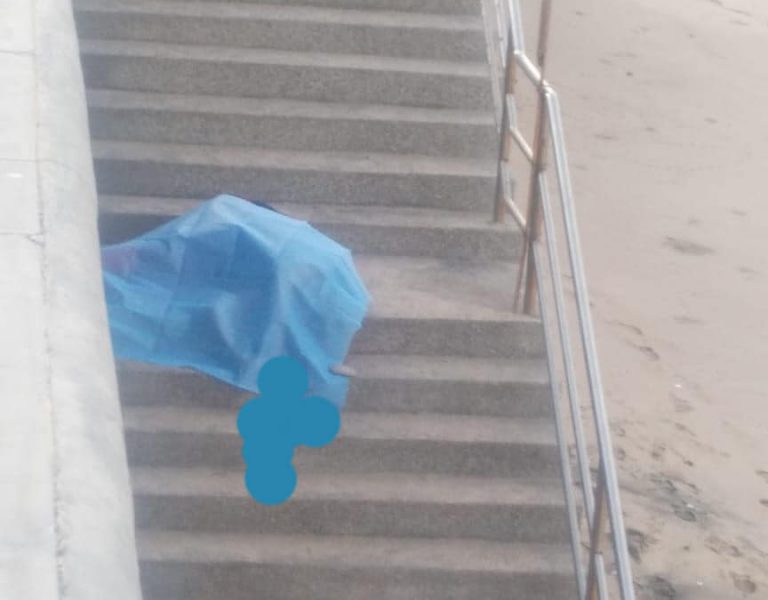 Murió al resbalar y golpearse la cabeza en malecón