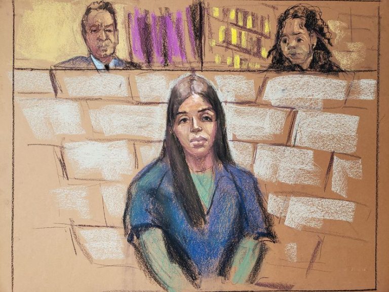 Afirman que Emma Coronel pasa 22 horas en celda al día