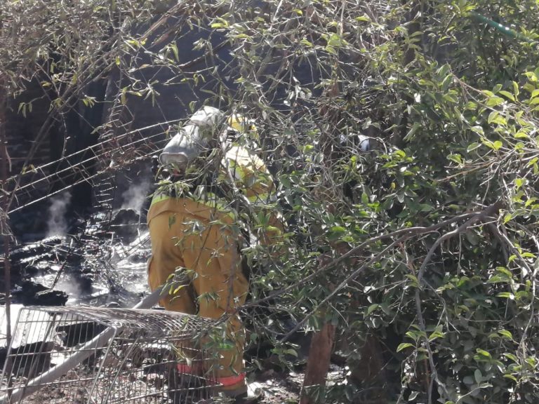 Consume incendio vivienda en la 21 de Marzo