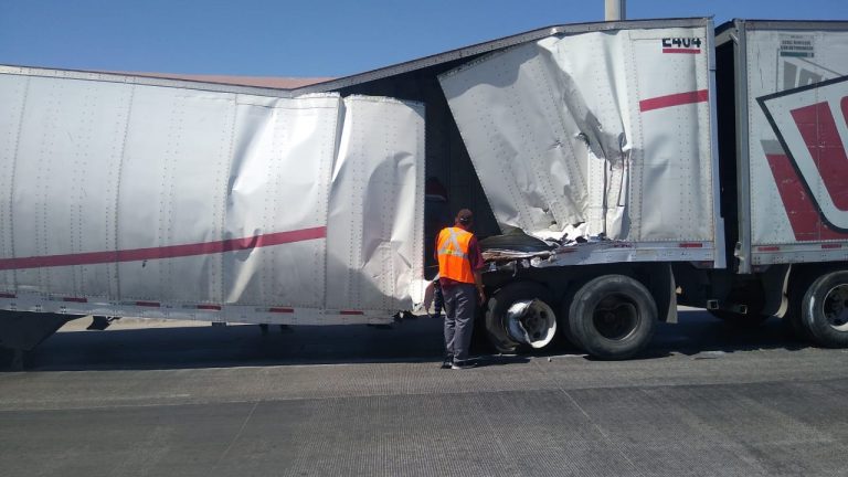 Arrolla tren a tráiler cerca de la Central de Autobuses
