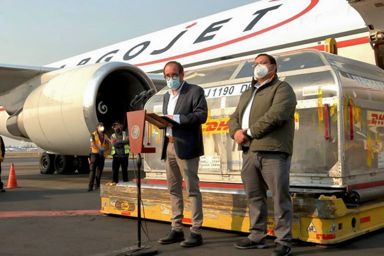 Llegan 374,400 dosis de Pfizer y 1,075,200 de AstraZeneca