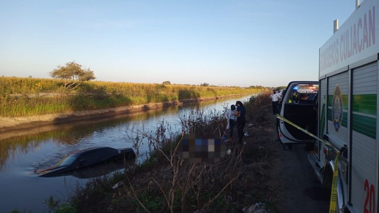 Cae auto al canal 7; su conductor murió