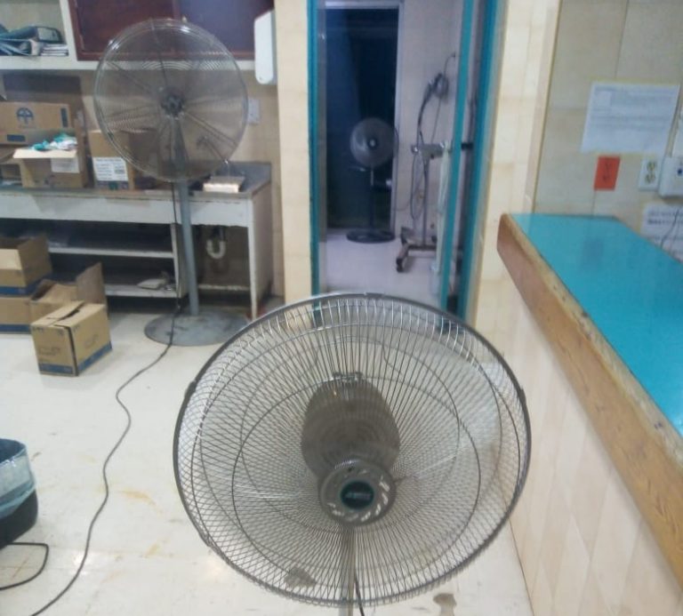 ¡Urgente! Sufre IMSS Villa Juárez sin aires y usan abanicos