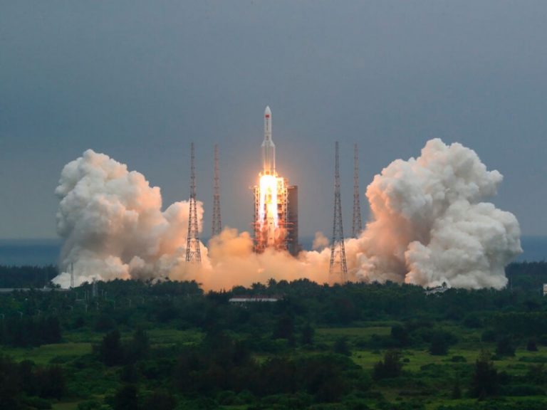 Cohete chino ardió y cayó sobre el océano Índico