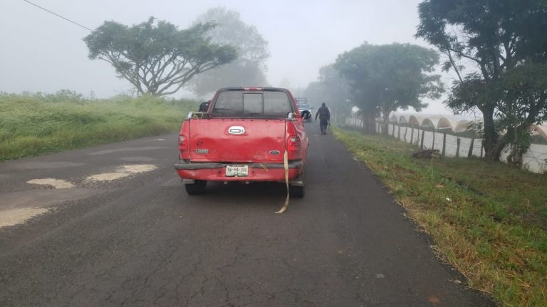 Abandonan camioneta con 9 cuerpos en Zitácuaro, Michoacán