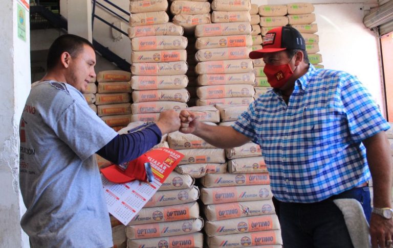 Se compromete Eliazar a solucionar inundación en los Albañiles