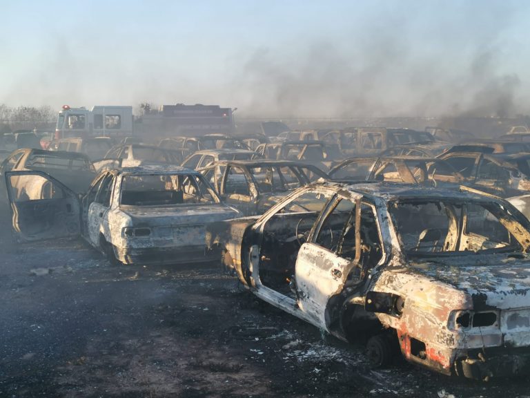 Madrugan bomberos; se incendia pensión de autos en Culiacán