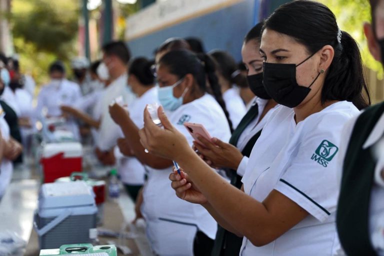 Arranca vacunación a 80,000 maestros en Sinaloa