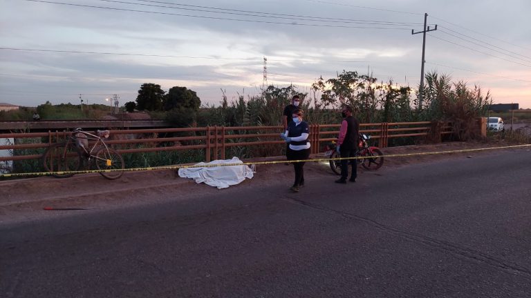 Se impactan de frente moto y bici; un muerto