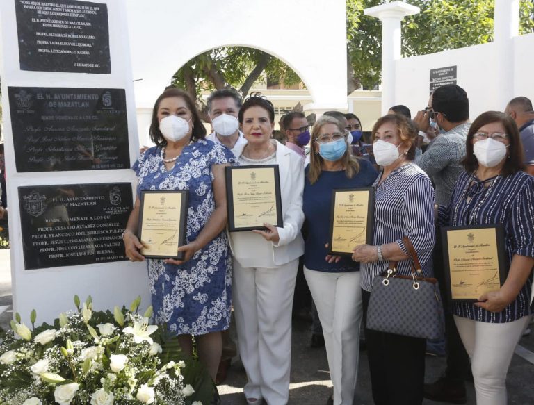 Reconocen a maestros con hasta 70 años de labor magisterial