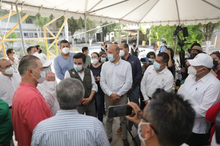 Supervisa director del IMSS vacunación para docentes en Sinaloa