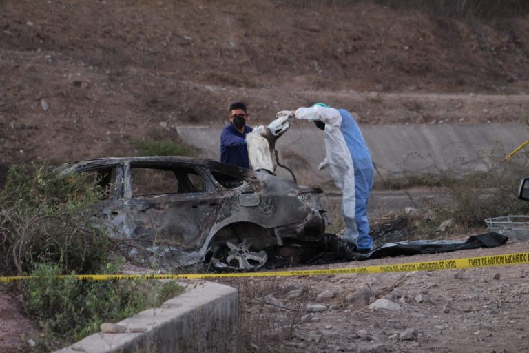 Queman auto; había un cadáver en la cajuela