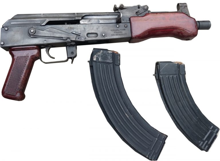 Aseguran armas y vehículo robado tras persecución