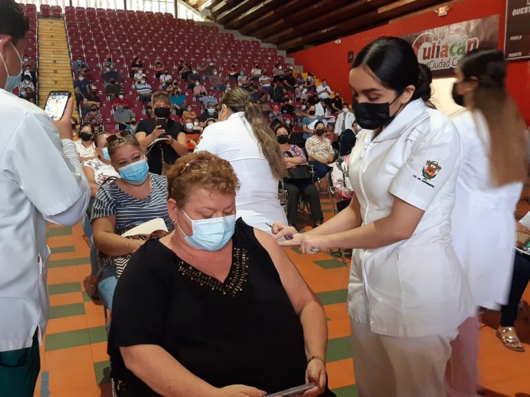 Cierran ‘a tope’ día 1 para los de 50 y embarazadas