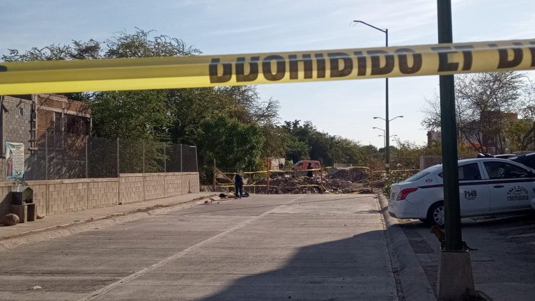 Reportan vecinos cadáver en arroyo al sur de Culiacán