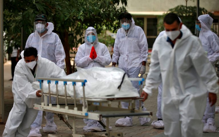 Estiman India un millón de muertos por COVID-19 para agosto