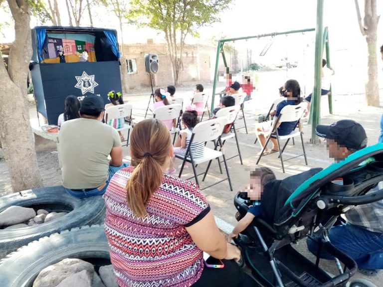 Llevan el teatro guiñol a los Girasoles