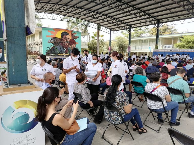 Aplican al mediodía 1,585 vacunas COVID-19 a maestros