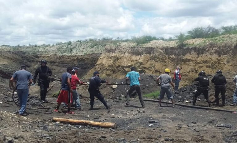Colapsa mina en Coahuila; hay 7 mineros atrapados