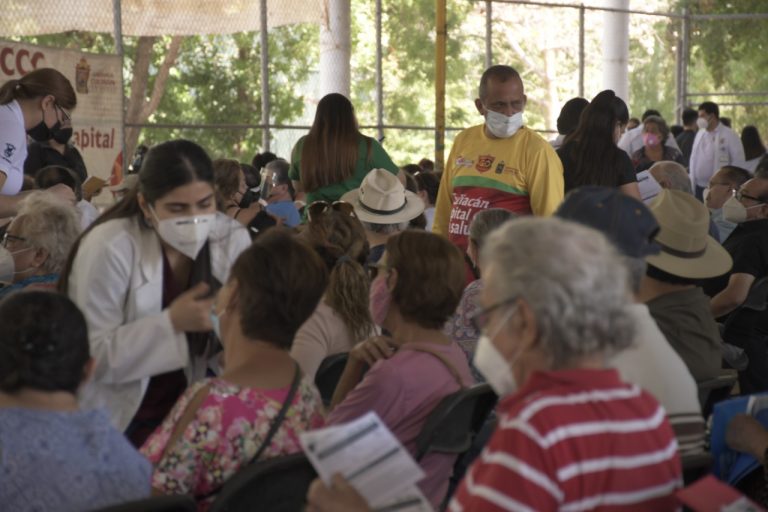 Aplican en Culiacán segunda dosis COVID-19 a los de 60 y más