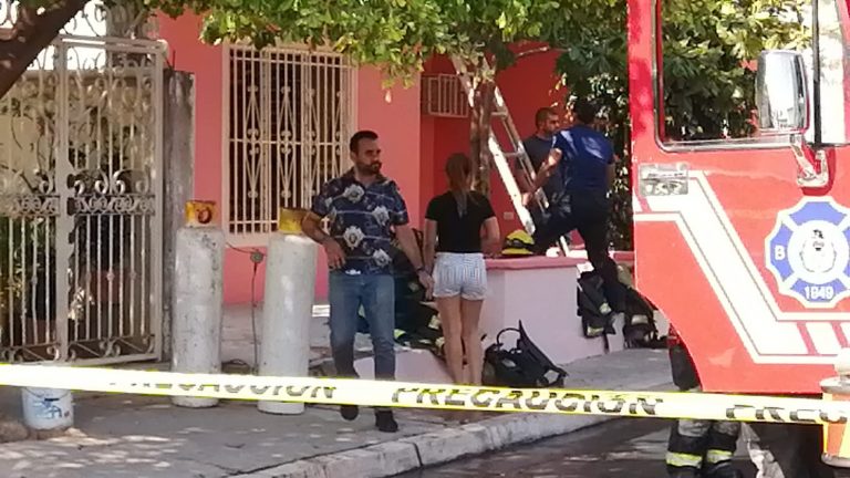 Rescatan policías a mujer de incendio en la Gpe. Victoria