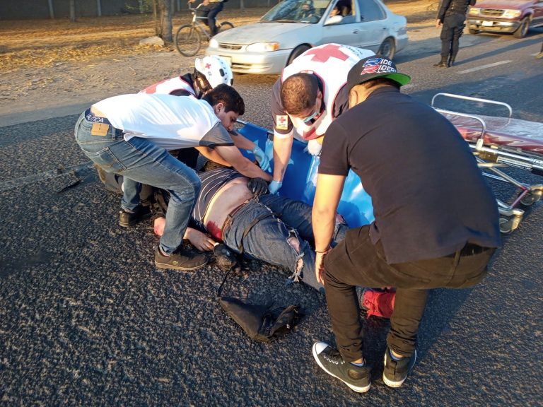 Se impacta motociclista contra auto en ‘La Costerita’
