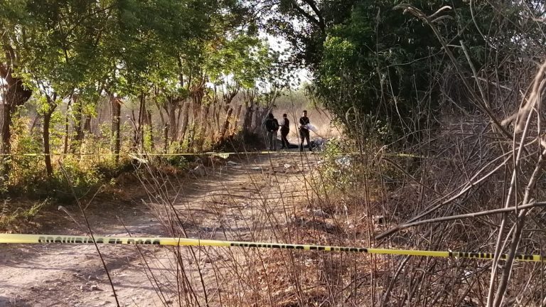 Hallan cadáver envuelto en bolsas negras