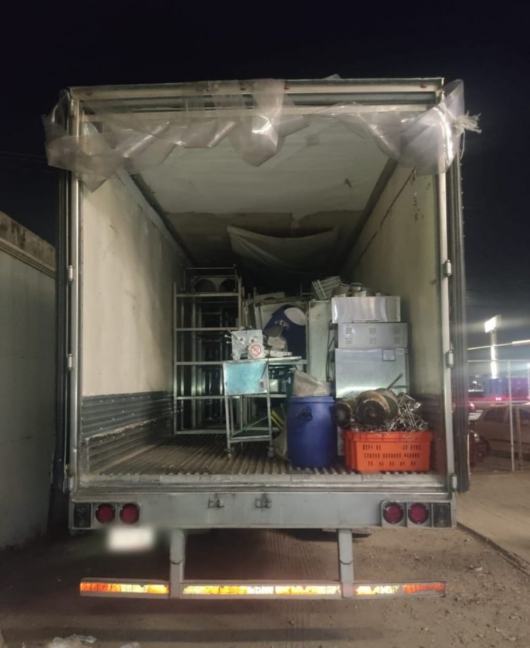 Aseguran a 13 civiles; presuntamente robaban en bodega