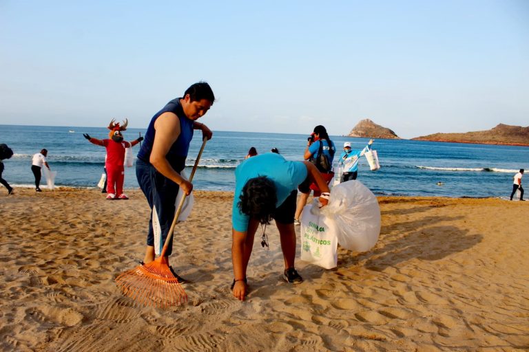 Recogen 1.4 toneladas de basura en playas de Mazatlán