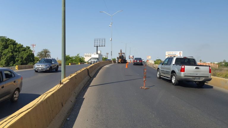 Cierran un carril en puente Francisco Villa