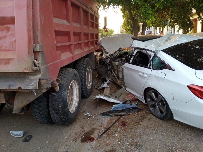 Perdió el control y terminó contra un camión de volteo